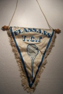 FLASSANS-SUR-ISSOLE   - TENNIS  ( T.C.F. ) - FANION - Apparel, Souvenirs & Other