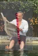 06- NICE- CARTE PHOTO YVES MONTAND AVEC JOURNAL NICE MATIN AU BORD PISCINE-  PRESSE REGIONALE - Reclame