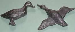 Lot De 2 Anciennes Figurines En Métal, Oiseaux Canards, Une Face Plate - Oiseaux - Canards