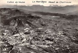 38-VOIRON- VUE AERIENNE SUR LA VILLE ET LES MONTAGNES - Voiron