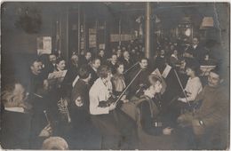 Carte Photo Musique Répétition Orchestre 1917 Union Artistique De La Rive Gauche Intérieur Café Bar - Muziek En Musicus