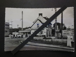 76 - Yerville - Carte Photo Dentelée - Le Carrefour De La Poste - Café , Tabac , Epicerie R .Creton - B.E - 1965 - - Yerville