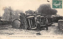 27-BERNAY- CATASTROPHE- LA LOCOMOTIVE RENVERSEE - Bernay