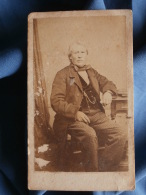 Photo CDV Deconclois Au Creusot - Second Empire Homme Assis, Chaine De Montre Au Gilet Vers 1865 L361 - Antiche (ante 1900)