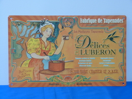 Plaque Métal "LES DELICES DU LUBERON" Fabrique De Tapenades - Blechschilder (ab 1960)
