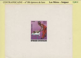 Centrafricaine - Epreuve De Luxe - N°186 - Les Meres - Soigner - Centraal-Afrikaanse Republiek