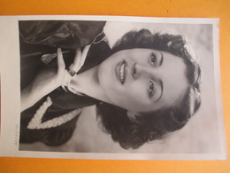 Photographie De Studio/Portrait Souriant De Jeune Femme élégante/ RIGASSI/Place Chérioux/PARIS/ Vers 1950-60   PHOTN318 - Personnes Anonymes