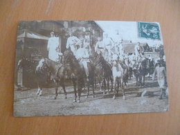 Carte Photo Militaria Militaires La Huite 447 Goupe De Cavaliers Dans Camp En L'état - Personen