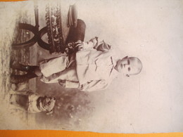 Photographie De Studio/Enfant De 9 Ans Debout Avec Chien Type Bulldog/Photo Prise En ARGENTINE/Vers 1880-1900   PHOTN327 - Anciennes (Av. 1900)