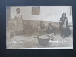 AK Feldpostkarte 1.WK Echtfoto 1917 Rumänien. Flachs. Frauen Und Kinder Mit Flachs Im Holzkorb - Personajes