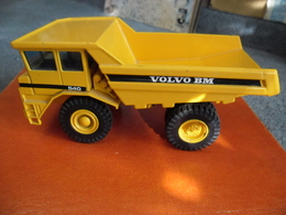 CAMION VOLVO BM 540 Au 1/50 à Réparer Ou Pour Pièces (la Roue Est Juste à Refixer) Poids 540 Gr Benne Mobile Avec Vérins - Autocarri, Autobus E Costruzione