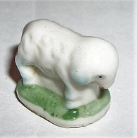 Mouton ( Léger éclat Derrière Au Bas Du Socle (BW) - Animaux