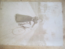 Photographie Montée Sur Carton  / Femme Posant Avec Sa Bicyclette /Rachel FASQUEL/ Vers 1880-1900     PHOTN336 - Oud (voor 1900)