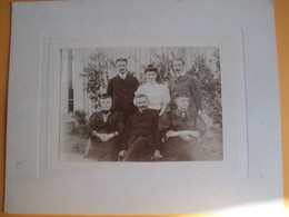 Photographie Montée Sur Carton Décoré/Groupe Familial  Dans Un Jardin /Vers 1890-1900    PHOTN339 - Oud (voor 1900)