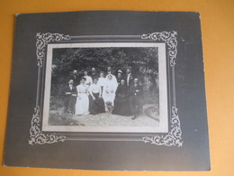 Photographie Montée Sur Carton Orné/Groupe Familial Avec Communiante Et Petit Chien Dans Jardin/Vers 1900-1920  PHOTN340 - Personnes Anonymes