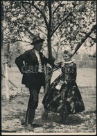 Cca 1927 Kalocsai Legeny Es Leany Vasarnapi Viseletben, Feliratozott, Pecsettel Jelzett, Vintage Foto Kerny Istvan (1879 - Other & Unclassified