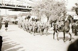 Cca 1944 Katonai Alakulat Vonulasa, Gepfegyvert Szallito Loval, Danassy Karoly (1904-1996) Budapesti Fotom?vesz Hagyatek - Otros & Sin Clasificación