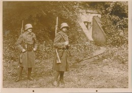 Cca 1940 Magyar Katonak Pecsnel Egy Bunker Mellett. Feliratozott Francia Sajtofoto / Hungarian Soildiers At A Bunker. Fr - Sonstige & Ohne Zuordnung