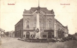 T2/T3 Szabadka, Subotica; 1849-es Kaponyai Csata Honved Emlekm?ve A Nemzeti Kaszino El?tt, Takarekpenztar, Epitkezes / H - Non Classés