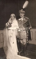 T1/T2 Diszmagyar Ferfi Tollas Kalapban A Felesegevel / Hungarian Nobleman In Decorated Uniform With His Wife. Photo - Unclassified