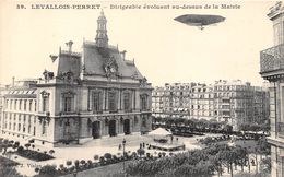 92-LEVALLOIS-PERRET- DIRIGEABLE EVOLUANT AU DESSUS DE LA MAIRIE - Levallois Perret