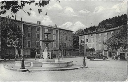 Le Cheylard (Ardèche) - Place Just-Saléon-Terras, Fontaine - Edition Magasin Général - Le Cheylard