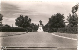 *** 11  ***  SIGEAN  Le Monument Aux Morts - PLI - Timbrée 1956 - Sigean