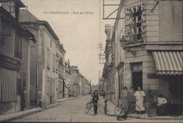 CPA Ay Champagne Rue Des Poilus Animée Café De La Paix Primeurs - Ay En Champagne