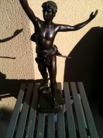 Statue Bronze Chasseur Signée SANDBURG - Bronzi