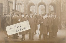 PARIS 9ème - Un Groupe Posant Devant Le Porche Situé  Au 6 Rue Condorcet  ( Carte Photo ) - Paris (09)