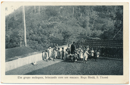 SAO TOME ET PRINCIPE - Grupo De Muleques Brincado Com Um Macaco, Roça Bindà - Sao Tome Et Principe