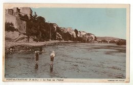 CPA   63   PONT DU CHATEAU  1949    ENFANTS PECHEURS AU BORD DE L ALLIER    AU LOIN LE PONT - Pont Du Chateau