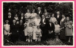 Carte Photo - Mariage - Couple De Mariés Avec Famille - Fleurs - Enfant - Animée - PHOTO ATELIER MEIHNER STADTILM - Stadtilm