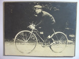 BELLE PHOTO ANCIENNE CIRCA 1920 - CYCLISTE à VELO - CYCLISME - Format 12cmX9cm Encollée Carton Rigide Bike Bicycle - Radsport