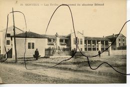 CPA. D84. MONTEUX. Les Ecoles. Monuments Du Sénateur BERAUD - Monteux