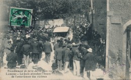 N70 - 13 - LAMBESC - Bouches-du-Rhône - Tremblement De Terre Du 11 Juin 1909 - La Foule Attendant L'heure De L'enterreme - Lambesc