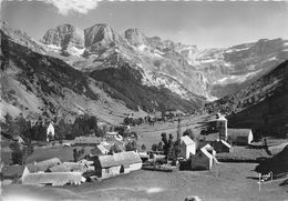 65-GAVARNIE- CIRQUE, LE VILLAGE ET AU FOND LE MASSIF DU MARBORE - Gavarnie