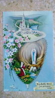 CPSM. Lourdes CHAPELET FLEURS - Bernadette Et La Vierge à La Grotte - Basilique - A. DOUCET IRIS Crenelée - Heilige Plaatsen