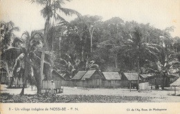 Madagascar, Un Village Indigène De Nossi-Bé - Carte F.N. N° 8 Non Circulée - Madagaskar