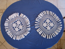 203 - 2 Napperons Au Crochet Avec Franges - Tablemates