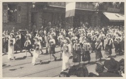 Fêtes - Défilé Femmes Musique Accordéon - 14 Juillet - Magasin Paul Kauss - Ville à Localiser - Carte-Photo - Carnaval