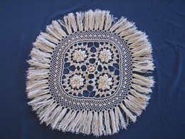 205 - Napperon Au Crochet Avec Franges - Tafelkleden