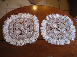 206 - 2 Napperons Au Crochet Avec Franges - Napperons