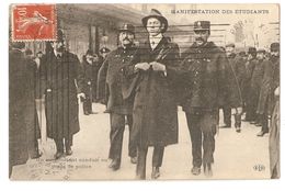 75 Paris. Manifestation Des étudiants, Un Manifestant Conduit Au Poste De Police (1917) - Sonstige & Ohne Zuordnung