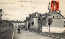CPA  -  VILLEMEUX  (28)  Le Boulevard De La Gare -  Tabac - Buvette -  Homme Sur Un Tricycle - 1913 - Villemeux-sur-Eure