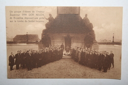 Institut Supérieur Van Der Kelen De Bruxelles - Un Groupe D'élève Déposant Une Gerbe Sur La Tombe Du Soldat Inconu - St-Gilles - St-Gillis