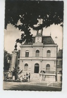 GENTILLY - La Mairie Et Le Monument Aux Morts - Gentilly