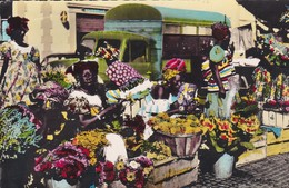 CPSM 9X14 . SENEGAL. DAKAR .Marchandes De Fleurs Au Marché Keirmel ( + Camion Années 1950) - Senegal