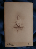 Photo Cabinet Wildor à Paris -bébé Sur Un Coussin Pleurant (petit Garçon) Circa 1890 L366 - Old (before 1900)