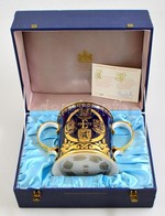 Mulberry Hall Porcelán Díszváza (Európa Közösség Kupája), Matricás, Jelzett, Apró Kopásokkal, Díszdobozban, M: 15,5 Cm - Sonstige & Ohne Zuordnung